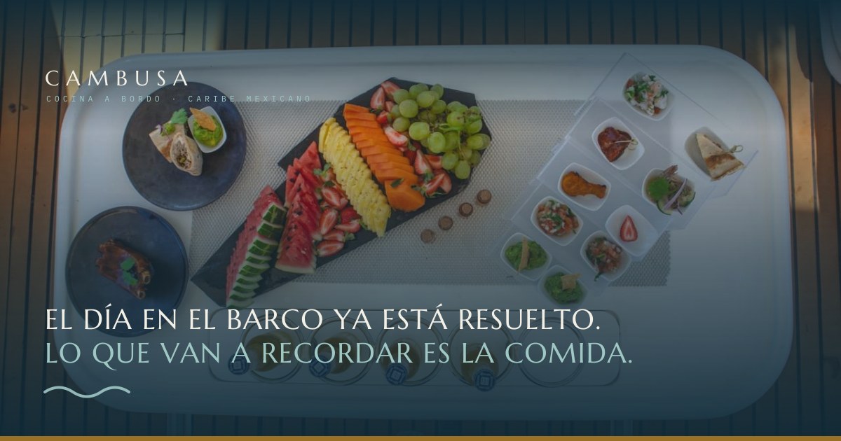 Mesa montada por Cambusa sobre la cubierta de un yate en Cancún