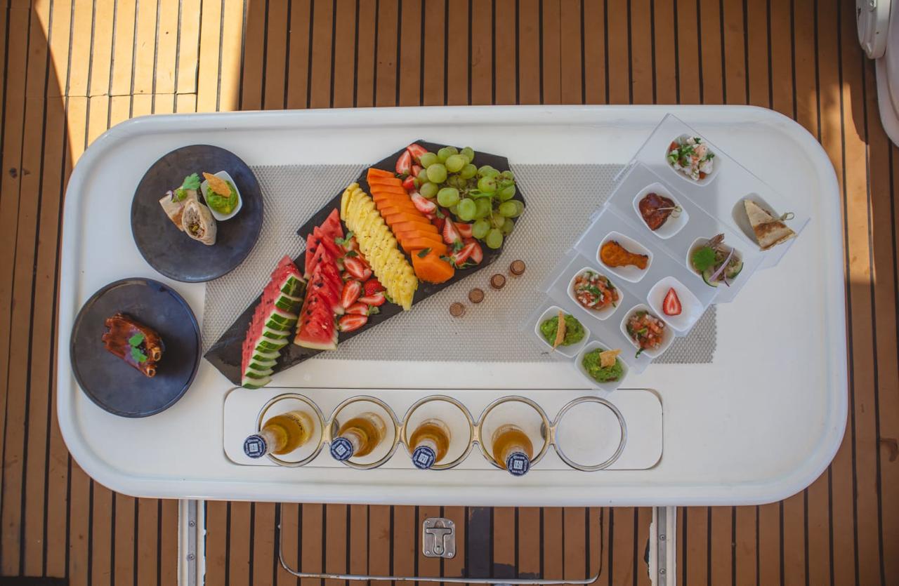 Mesa montada en la cubierta de un yate